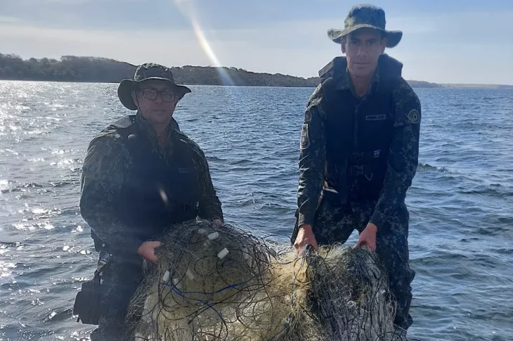 Polícia Ambiental apreende mais de quatro quilômetros de redes de pesca no Rio Paraná, em Presidente Epitácio