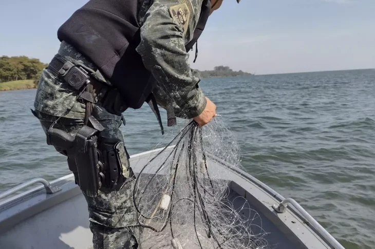 Polícia Ambiental apreende redes de pesca armadas irregularmente no Rio Paraná