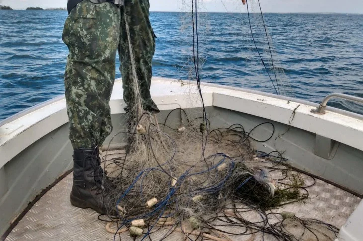 Polícia Ambiental apreende redes de pesca que estavam armadas irregularmente no Rio Paraná, em Epitácio