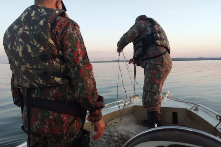 Polícia Ambiental de Bataguassu fiscaliza 14 embarcações, apreende 250 metros de redes de pesca