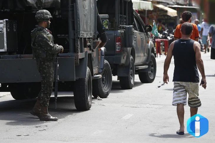 Polícia faz ação para cumprir 56 mandados de prisão na Maré, no Rio