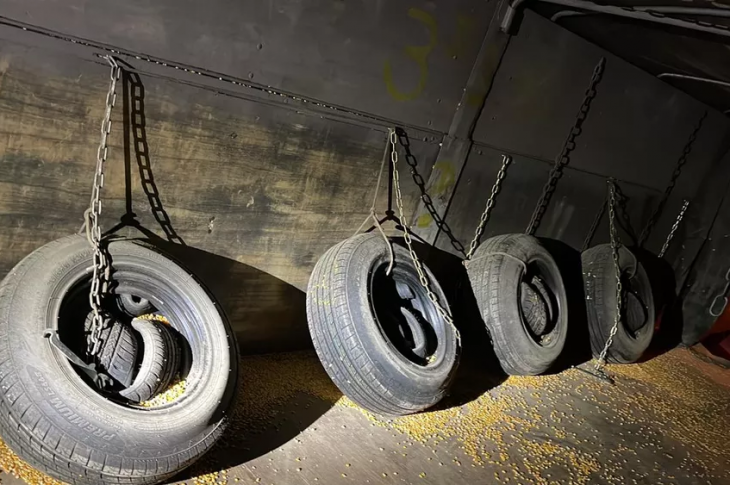 Polícia Federal prende homens flagrados com 28 pneus e 1 mil relógios do Paraguai, sem notas fiscais