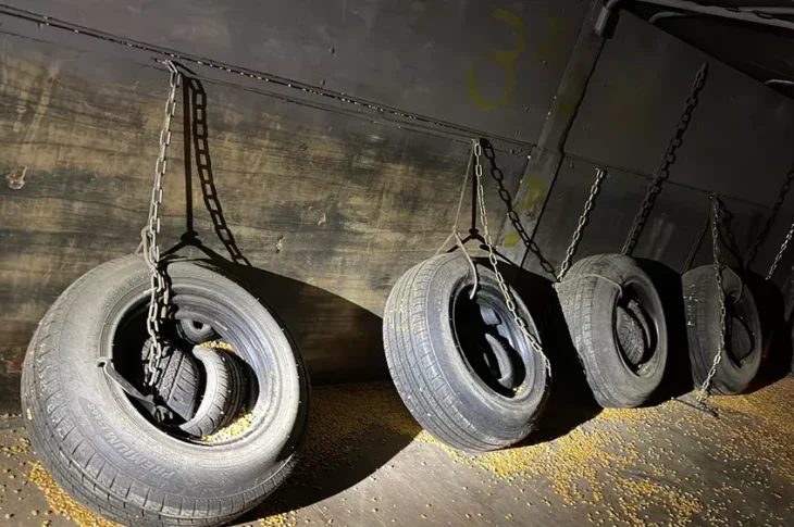 Polícia Federal prende homens flagrados com 28 pneus e 1 mil relógios do Paraguai, sem notas fiscais