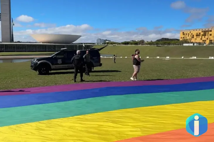 Polícia legislativa proíbe bandeira LGBTQIA+ em gramado do Congresso