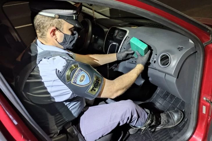 Polícia localiza 10 kg de cocaína em fundo falso dentro de painel de carro e prende homem em flagrante