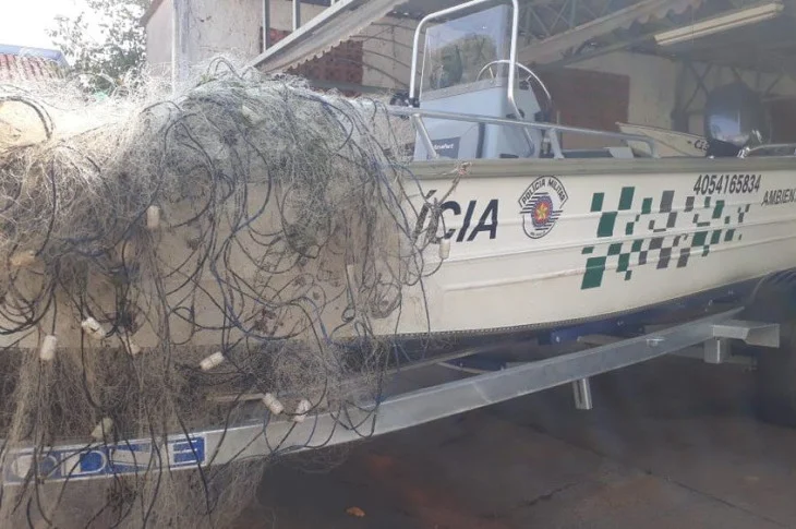 Polícia Militar Ambiental apreende 900 metros de redes de pesca que estavam armadas irregularmente no Rio Paraná