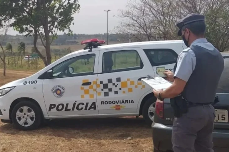 Polícia Rodoviária flagra mulher com CNH falsa na Rodovia da Integração, em Teodoro Sampaio
