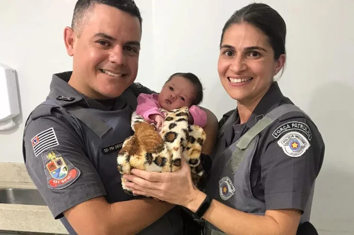 Policiais militares adotam procedimento conhecido como ‘Manobra de Heimlich’ para salvar bebê recém-nascida engasgada
