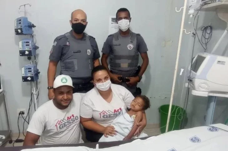 Policiais Militares de Presidente Venceslau (SP) participam de resgate, após criança ingerir querosene