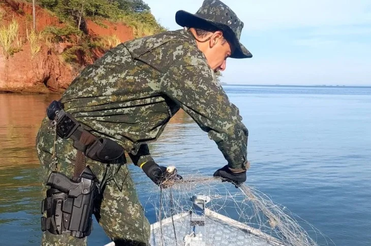 Policiais recolhem 550 metros de redes de pesca em Presidente Epitácio