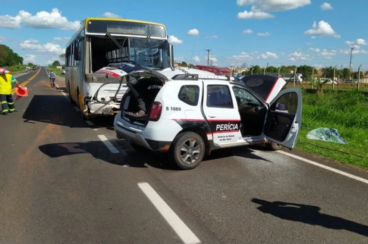 Policial científica morre em batida entre viatura e ônibus