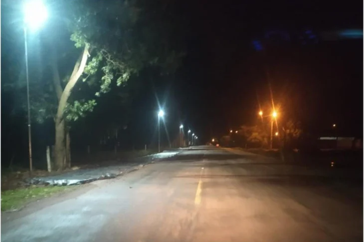 Pontos de iluminação são instalados na rua entre o “recinto de exposições e o aeroporto”, no Residencial da Faive