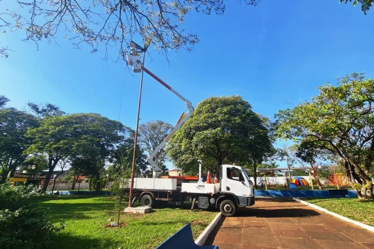 Praças públicas de Presidente Venceslau recebem troca de lâmpadas de vapor de sódio por LED
