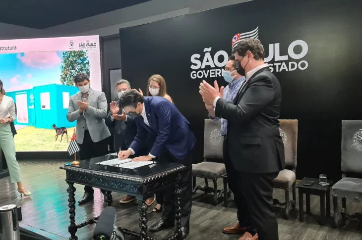 Prefeita Bárbara assina convênio para implantação de clínica veterinária em contêiner no município