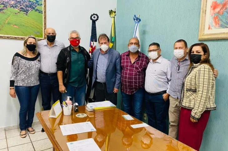 Prefeita de Caiuá se reúne com deputados