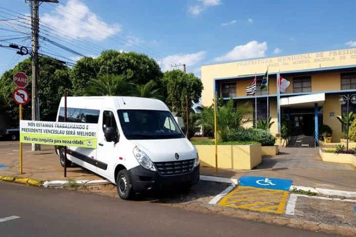 Prefeitura adquire van para atender pacientes da Secretaria Municipal de Saúde