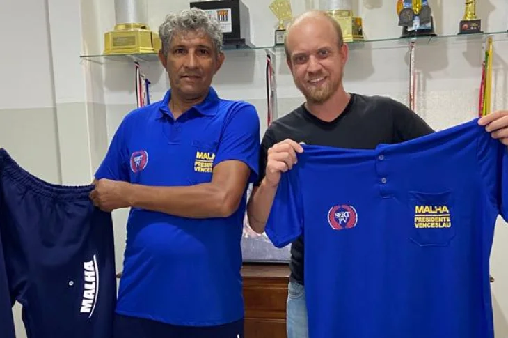 Prefeitura de Presidente Venceslau entrega uniformes para a equipe de malha