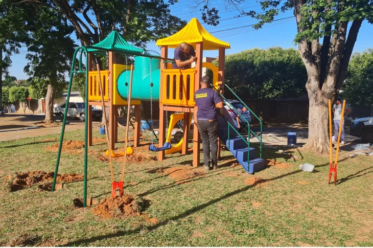 Prefeitura de Presidente Venceslau instala playgrounds em praças de bairros