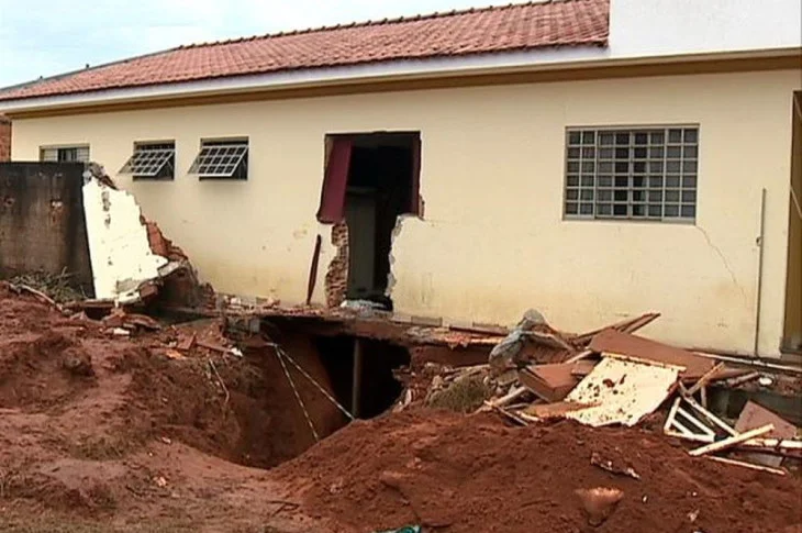 Prefeitura inicia obra para alterar galeria, após quase 6 meses do surgimento de cratera em cozinha de casa 