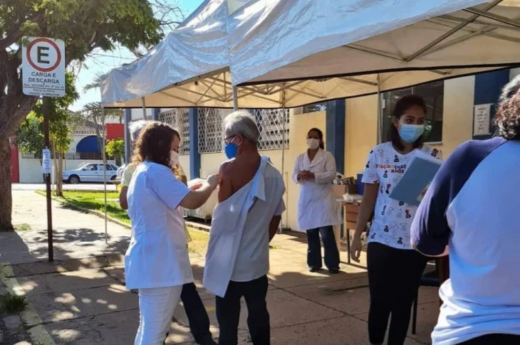 Prefeitura tira dúvidas da população sobre aplicação da terceira dose de vacina contra a covid-19