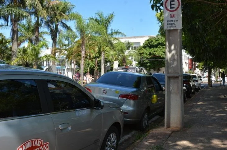 Prefeituras farão cadastro para auxílio a taxistas; pagamento começa dia 16