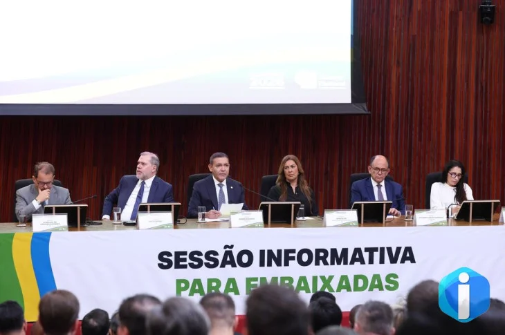 Presidente do TSE defende urna eletrônica em reunião com embaixadores