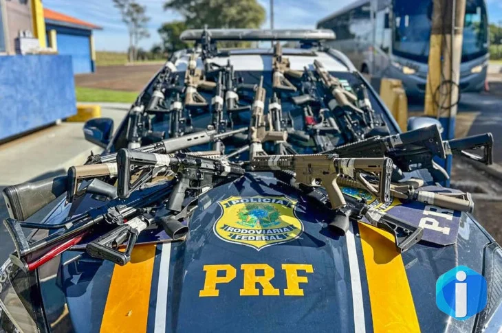 PRF apreende 26 fuzis durante abordagem a caminhão no Paraná