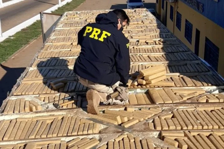 PRF descobre 860 kg de maconha em fundo falso no teto de caminhão em Bataguassu
