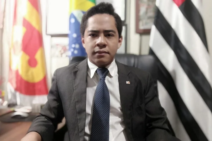 Professor de libras e pré-candidato a deputado usa a tribuna em sessão da Câmara Municipal para falar sobre o Mast e reforma agrária