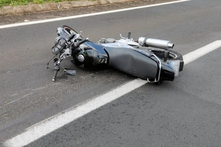Rapaz de 22 anos morre depois de bater moto em defensa metálica e tombar em rodovia