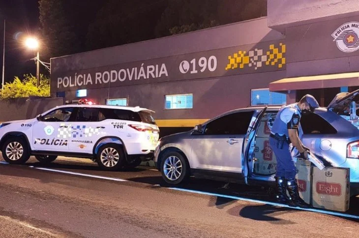 Rapaz tenta fugir com carga de 25 mil maços de cigarros contrabandeados em carro e acaba preso
