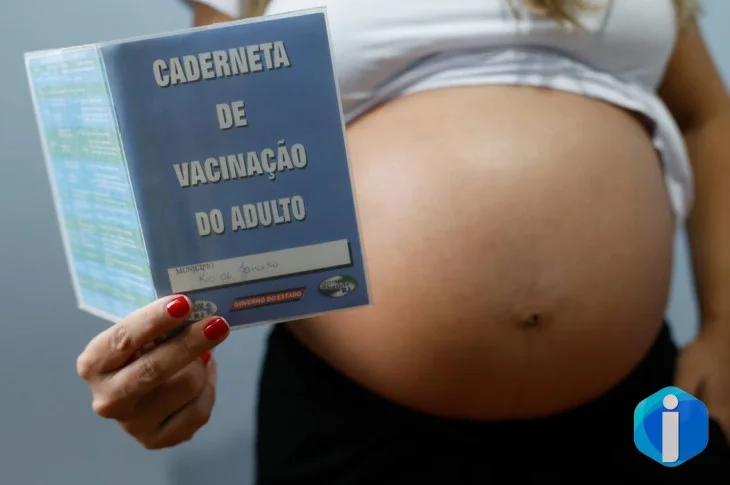 Resistência às vacinas contra gripe e covid coloca gestantes em risco