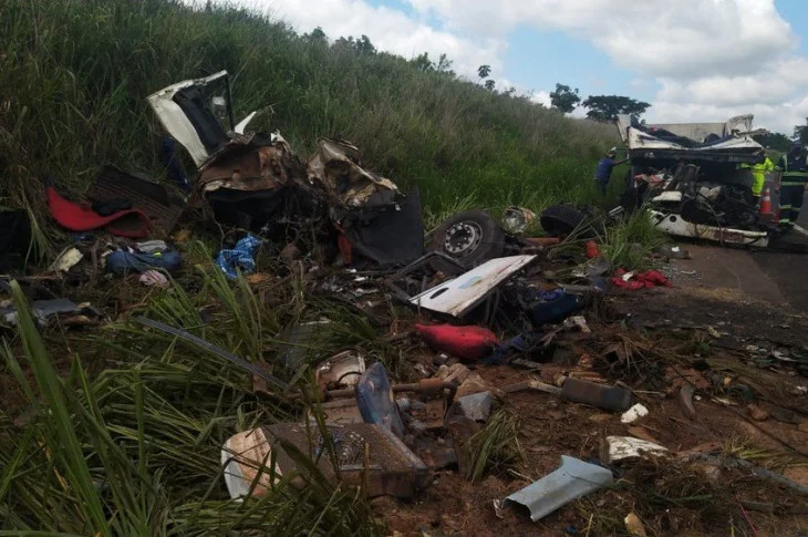 Roda solta na pista provocou acidente entre ônibus e caminhão que matou 7 pessoas e deixou 34 feridas, diz laudo pericial