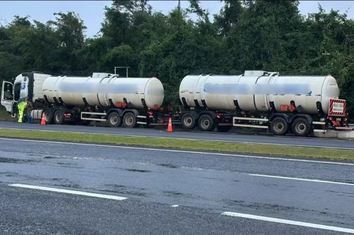 Rodovia Raposo Tavares é liberada após quase 20 horas e vazamento de gasolina em acidente com caminhão-tanque
