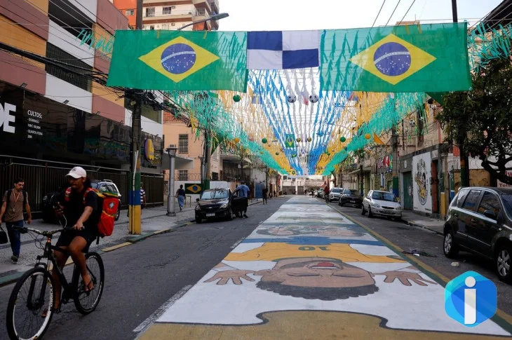 Ruas decoradas para Copa do Mundo reforçam vínculo comunitário no Rio