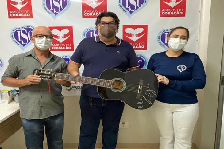 Santa Casa de Venceslau recebe violão autografado por cantor sertanejo