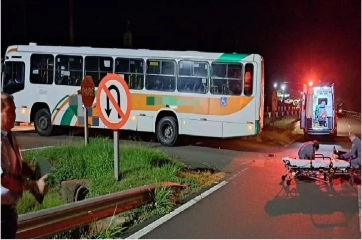 Sem Habilitação; Motorista fica gravemente ferida após colidir motoneta contra ônibus na Rodovia Raposo Tavares, em Presidente Epitácio