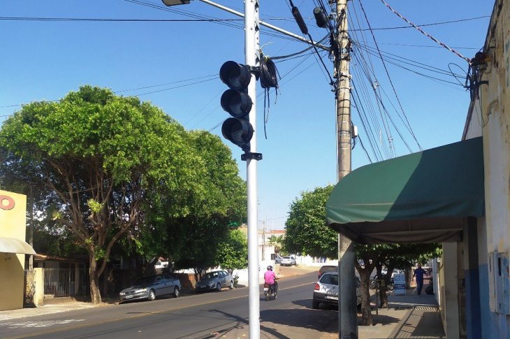 Semáforos são instalados em esquinas de cruzamento no centro de Presidente Venceslau
