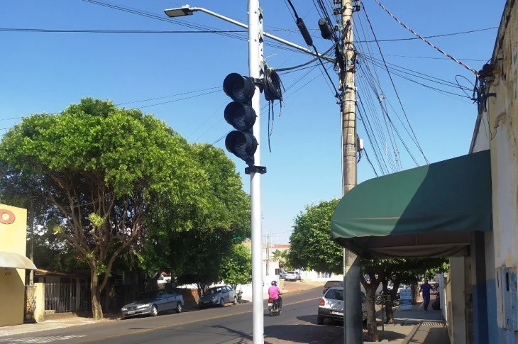 Semáforos são instalados em esquinas de cruzamento no centro de Presidente Venceslau