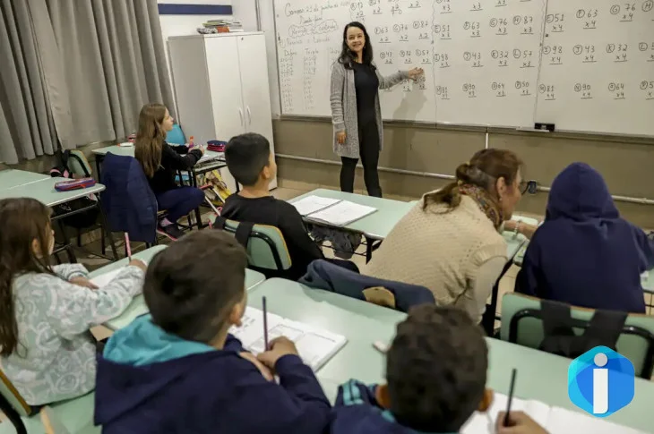 Senado aprova MP que estabelece piso de R$ 5.130 para professores