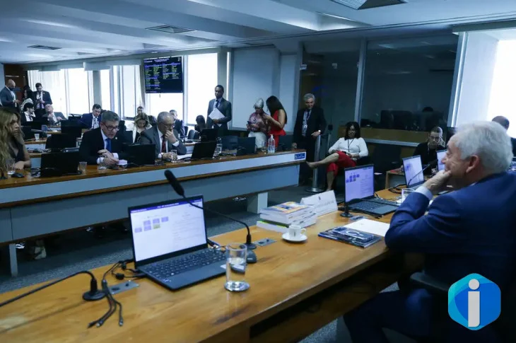 Senadores discutem ritmo de tramitação da PEC do fim da escala 6x1