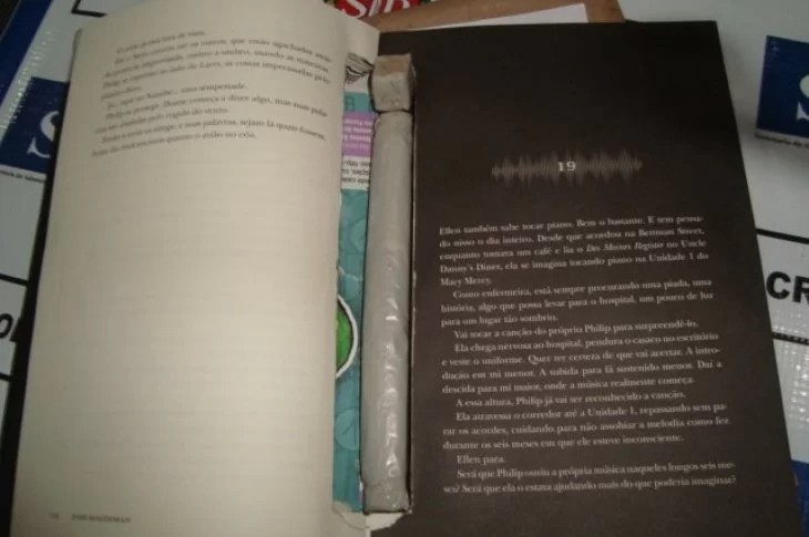 Sentenciado de Penitenciária da região recebe livro com invólucro contendo erva esverdeada entre as páginas