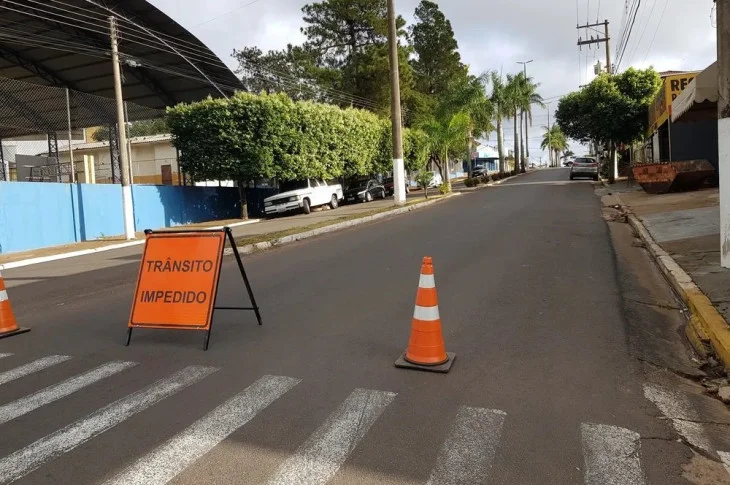 Serviço para recapeamento interdita trânsito em trecho da Avenida Tiradentes, em Presidente Venceslau