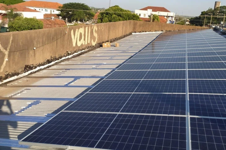 Sistema de placas fotovoltaicas instalado na Prefeitura de Presidente Venceslau entra em funcionamento