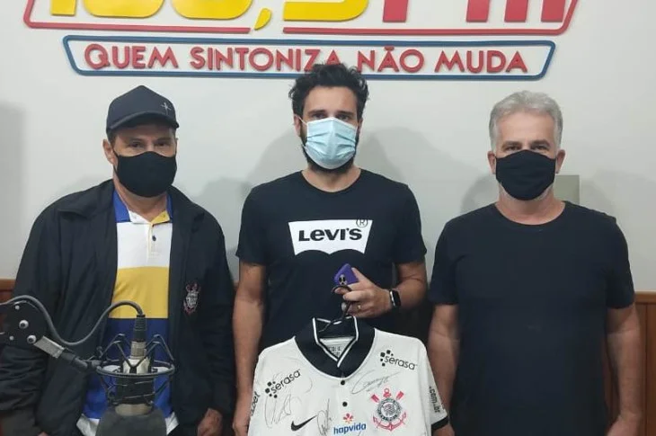Sorteio de rifa de camisa autografada do Corinthians é realizado na Rádio Venceslau FM