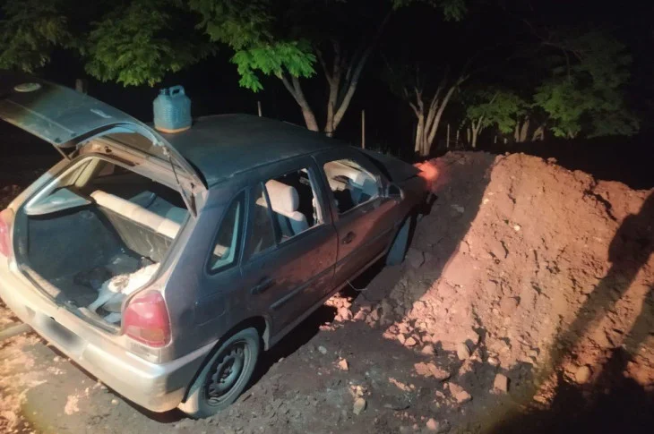 Suspeitos abandonam carro com carneiros furtados de propriedade rural após veículo bater em barreira de terra