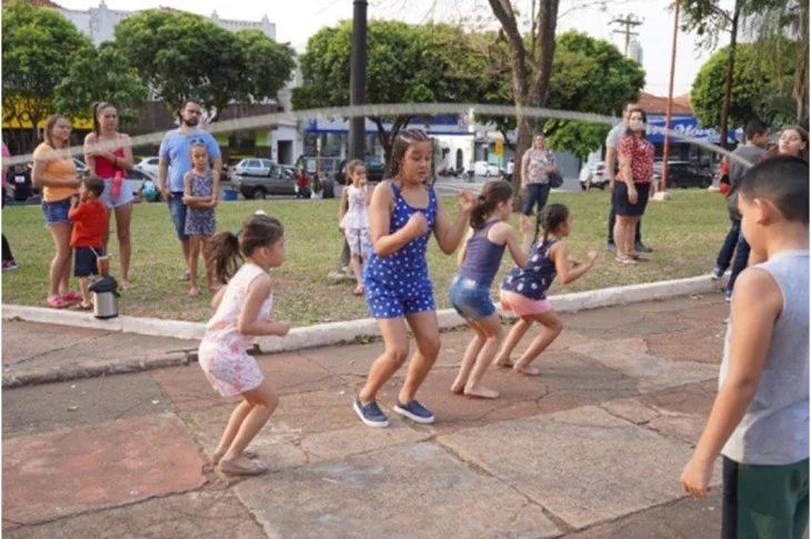 Tarde Brincante na praça Nicolino Rondó reúne crianças e famílias durante a programação de Aniversário da Cidade