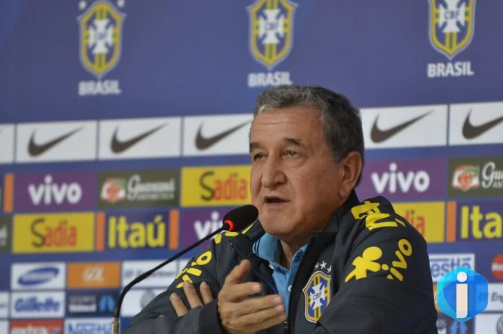 Técnico do tetra, Parreira apresenta melhora, mas permanece na UTI