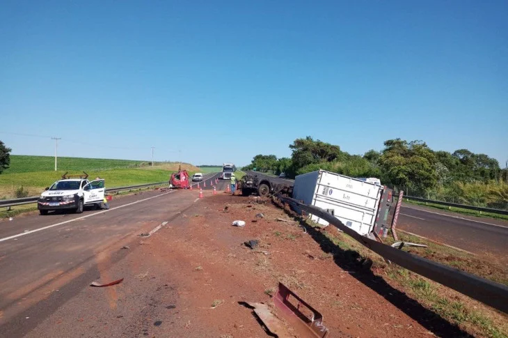 Tombamento de carreta deixa duas pessoas feridas na Rodovia Raposo Tavares
