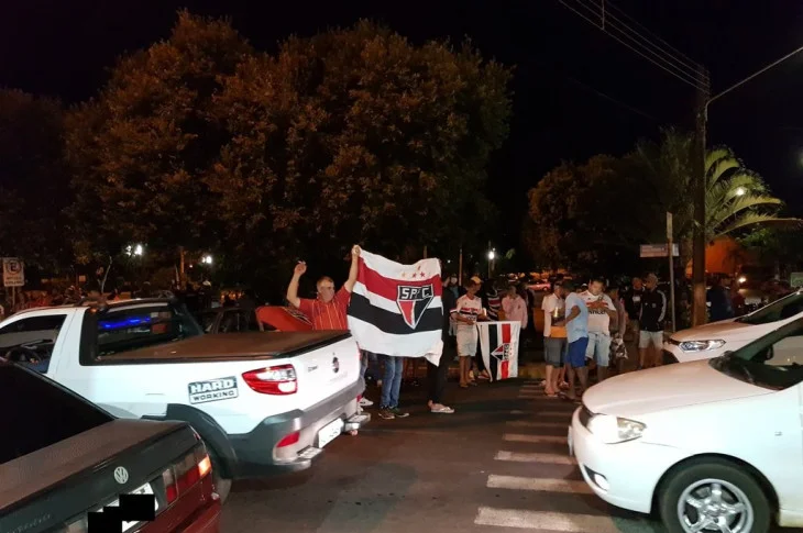 Torcedores do São Paulo comemoram título no centro de Venceslau